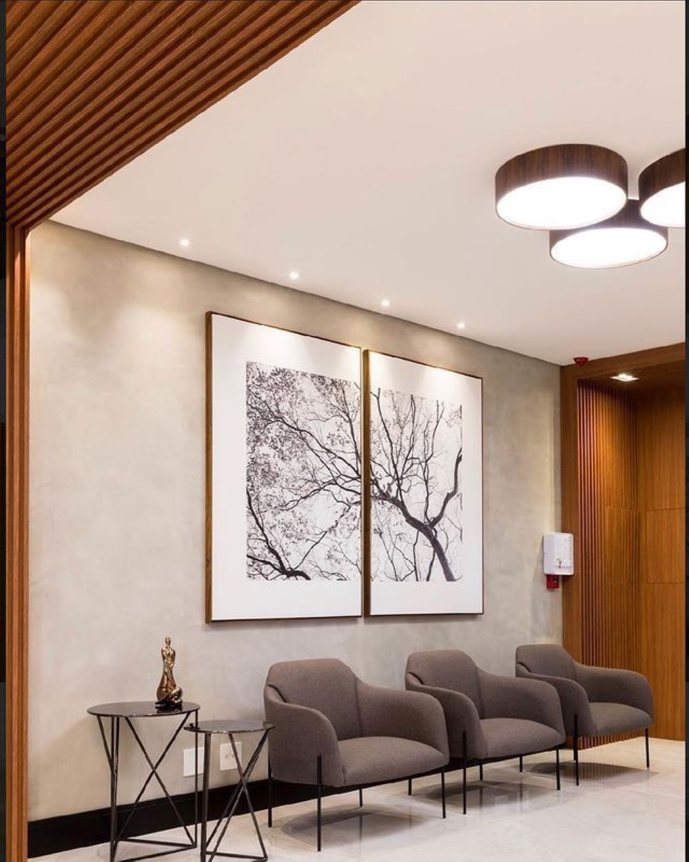 Plafon Madeira Imbuia Ø50x15cm P/4 E-27 Redondo Ref.P10-C - Fox Lustres - Imagem 2