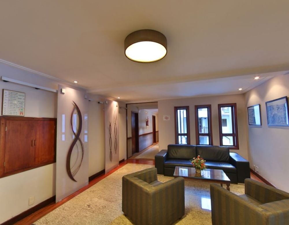 Plafon Madeira Imbuia Ø50x15cm P/4 E-27 Redondo Ref.P10-C - Fox Lustres - Imagem 3